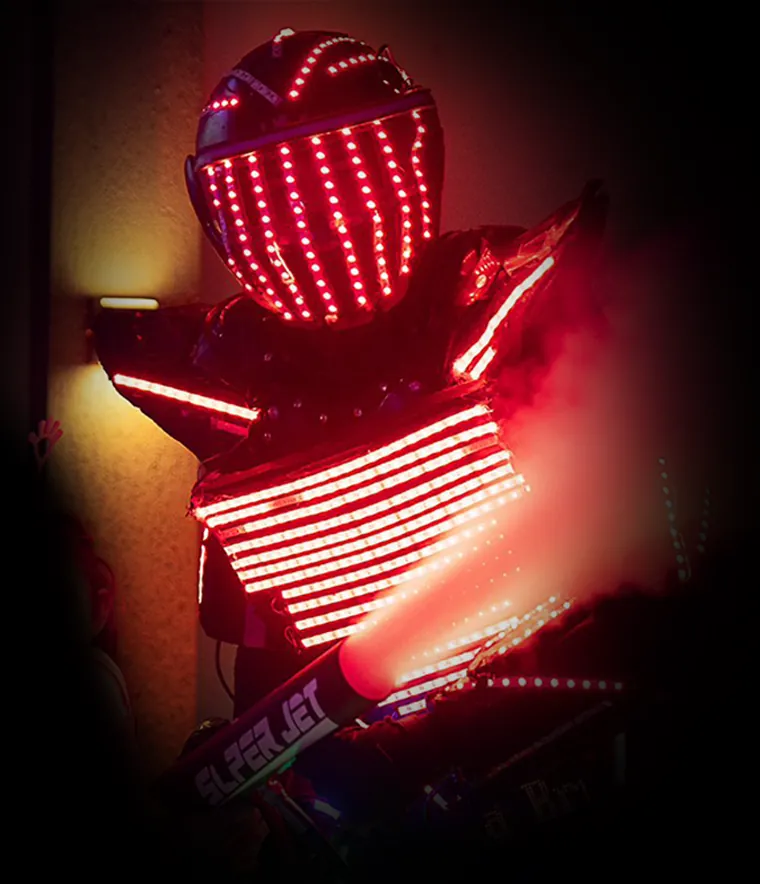 Armadura de LED vermelha do Robô Tático em ação