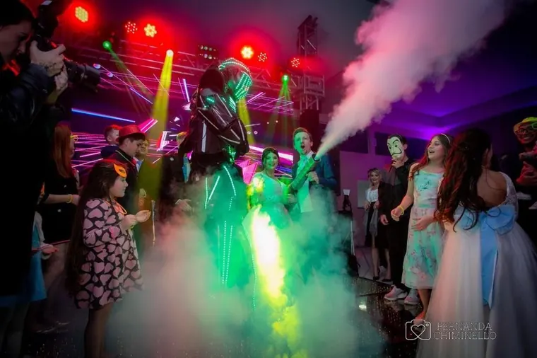 Bazuca de CO2 disparando fumaça durante a festa